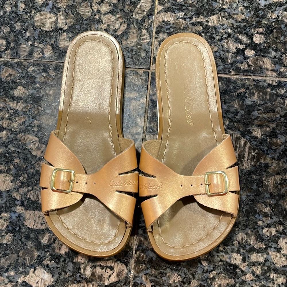 Saltwater sandals slip on rose gold kids size 1